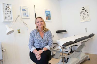 På lige fod med sine 35 Herning-kolleger fra Praktiserende Lægers Organisation er PLO-Hernings formand, Liselotte Hjelm Kristensen, klar til at tage mod nye patienter i sin praksis på Nørregade. I gennemsnit åbner hver læge for 50 ekstra patienter over de næste to år. ? Foto: Tom Laursen
