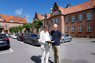 Arkitekterne Carsten Maegaard og Aksel Fyhn (t.h.) er begejstrede for sygehusets ældste del, som de foreslår omdannet til boliger. ? Foto: Henrik Ole Jensen
