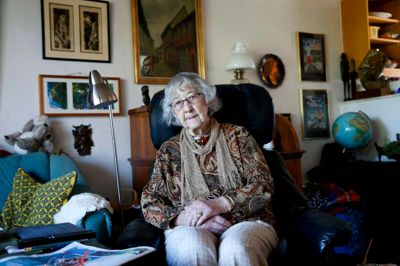 1942 var en skillelinje for dengang 17-årige Rita Lauridsen. Det var det år, ungdommen måtte vige for krigen. En krig hun selv blev stærkt involveret i som aktiv i modstandskampen. En aften, hun øvede med sit orkester i lærer Nielsens hjem, lod hun sin violin blive tilbage. I stedet fik hun kassen fyldt med nogle ruller med trotyl, som hun skulle aflevere til sin kæreste. - Det var sådan nogle runde ruller i glittet papir. De lugtede, og vi kaldte dem marcipan, fortæller hun. »Marcipanen« var sprængstof, der blev brugt i bomber og granater. Rita Lauridsen har i øvrigt spillet violin indtil for nylig, hvor hun kom til skade med højre underarm under fliselægning i haven. ? Foto: Flemming Hansen