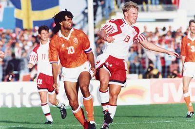 Brian Laudrup (i baggrunden) og Henrik Larsen var to af stjernerne på Danmarks hold ved EM i 1992. Foto: ritzau/Steen Ole