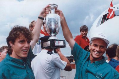Flemming Povlsen og landstræner Richard Møller Nielsen ankommer i Kastrup Lufthavn med EM-pokalen, d. 27. juni 1992. Anerkendelsen lod vente på sig for den tidligere landstræner Richard Møller Nielsen, manden bag EM-triumfen i 1992. Han døde i februar 2014. Foto: ritzau