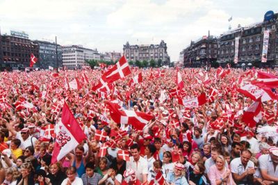 Der var vel ikke den dansker, der ikke var i rødt og hvidt efter sejren i 1992. Foto: Claus Bjørn Larsen/Ritzau Foto