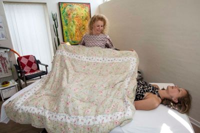 Stentæpperne er Helle Kjærsigs egen idé, og hun har dem i sin klinik i Sdr. Felding, hvor de bruges til behandlinger på briksen. Tæpperne kan også bruges til at sove med, have over sig hvis man mediterer, hygger sig eller på lange køreture. ? foto: Tom Laursen