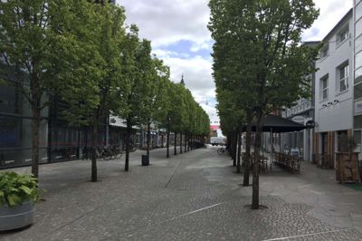 Flere restauratører i den østlige del af Østergade har længe haft det indtryk, at de ikke har måttet lave afskærmede udeserveringsområder, men det er nu blevet præciseret af Herning Kommune, at det gerne må ligne den øvrige del af Østergade. Foto: Kenneth Meinby Sørensen