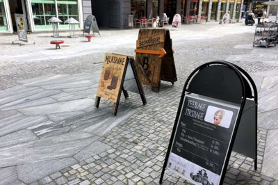 Gågaden i Herning er fyldt med de såkaldte A-skilte, men de er faktisk ulovlige og skal ifølge Herning Kommune erstattes af noget, der klæder den nye gågadebelægning bedre. ?Foto: Kenneth Meinby Sørensen