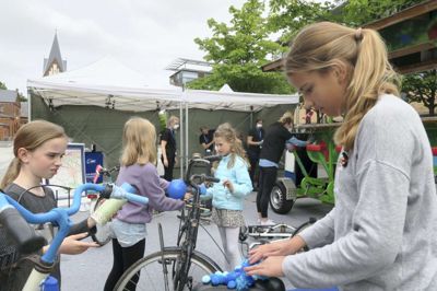 Sophie og Katrine Dupont pyntede gamle herreløse cykler.?foto: jesper wind