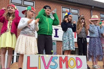 Yngste gruppe på scenen med masser af livsmod. ?Privatfoto