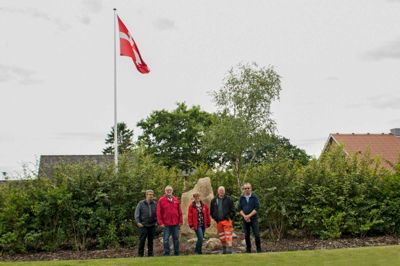 Foran bautastenen ved Aktivitetshuset ses fra venstre Peter Arreborg, formand for Stakroge Fotoklub, byrådsmedlem Knud Nielsen, byrådskandidat Vinnie Borbjerg, Jens Kaufmann, formand for Stakroge Genbrug og Henning Nyholm, formand for Aktivitetshuset. ? foto: Conny Arreborg