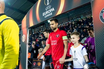 Ingen FCM-fan vil nogensinde glemme 18. februar 2016. Det var aftenen, hvor »ulvene« satte tænderne i deres hidtil største bytte. FCM slog Manchester United 2-1 og fik omtale i medier på tværs af hele Europa. Her går en stålsat Tim Sparv på banen ved siden af englændernes kaptajn, Michael Carrick. Nu vil »ulvene« have et nyt europæisk eventyr. ?Foto: Tom Laursen