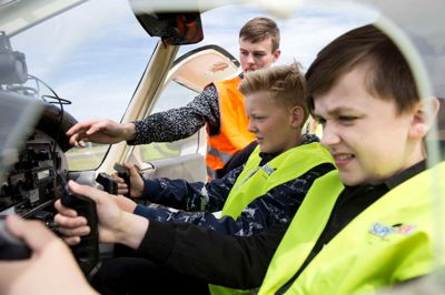 Gustav Sangild og tilhøjre Marcell Morbech fra Sunds Skole prøvede at sidde i cockpittet i den lille Cessna-flyver med kendingsbogstaverne Oscar Yankee Charlie Tango Zebra - OY CTZ . Oliver Nybo Olesen fra Midtjysk Flyveklub fortalte drengene om de mange instrumenter i cockpittet.? foto: tom Laursen