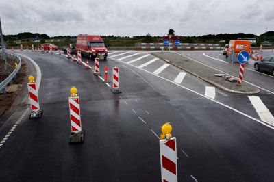 Det sidste arbejde på ombygningen af fordelerringen er i fuld gang. Det samme gælder Viborgvej, som skal have autoværn mandag og tirsdag, hvorefter alle rød-hvide trafikstolper vil blive fjernet. ? Foto: Henrik Ole Jensen