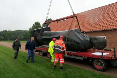 I silende regn blev statuen af den tidligere sovjetiske statsleder Vladimir Lenin hejst op fra sin vante plads, hvor også Nils Damgaard gav en hjælpende hånd med. Foto: Aske Visser Ottosen