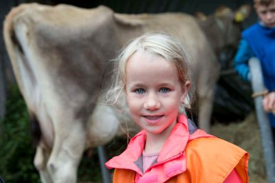 Thea Madsen:
- At man kan lege. Når man kan hoppe rundt og sådan noget. Jeg kan godt lide dyrene, men ikke når de slikker sig. Jeg kan godt lide fårene, og nu skal jeg til at malke en ko.