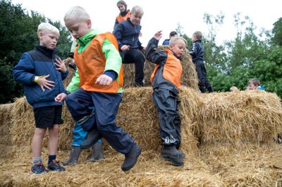 En kæmpe stabel af halmballer er et hit blandt Bording Børnehaves akrobater (børn i alderen fem til seks år). Bertram Ravn og Sean Jeppesen er i fuld firspring. ?FOTO: TOM LAURSEN