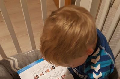 De unge skal være bedre til at bruge deres stemmeret, siger politikerne i Ikast-Brande Byråd, der har søsat et projekt, som skal øge valgdeltagelsen blandt flere grupper borgere. Toårige Johan Vang Ubbesen må dog vente 16 år endnu, før han får et valgkort i eget navn. Her ses han i gang med at nærstudere byrådsmedlemmer i telefonbogen, som han insisterede på at bruge til godnat-læsning. ?Foto: Thomas Vang Nielsen