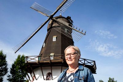 Bodil Madsen er formand for Aulum Kunstforening. Hun elsker kunst, men også naturen. Hav og fjord er især værdsat. Foto: Tom Laursen