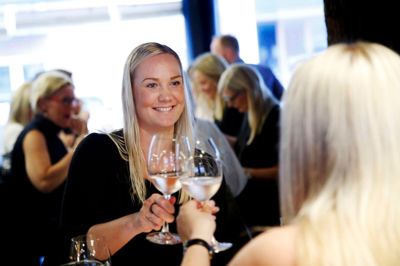 De to veninder Camilla Merrild fra Lind, t.v., og Camilla Ørving fra Herning var også til vinsmagning. ?Foto: Flemming Hansen
