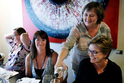 Vinformidler Annette Jørgensen, stående, har en af de højeste uddannelser i vinverdenen. Der findes kun 16 af hendes slags i Danmark. ?Foto: Flemming Hansen