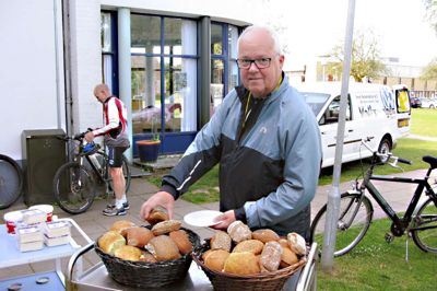Cykelrytterne ankom fra klokken 9.00 - en time før løbets start. Ved Bakkehuset blev de beværtet med kaffe, rundstykker, ost samt en lille en til halsen. En af de første ved kurvene var Dan Mosgaard fra Ikast, der har deltaget i løbet tre gange.