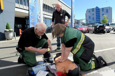 Dansk Folkehjælp var onsdag på plads foran herningCentret. Her er det to af foreningens reddere, der er i gang med at demonstrere førstehjælp ? Foto: Aske Visser Ottosen