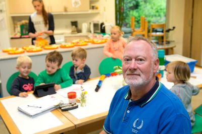 Den 63-årige Jens Christian Lykke Christensen fejrede både fødselsdag, og at han gik på efterløn som leder af Kernehuset-Engblommen. Hans næste opgave er »lige at lande«, som han siger det og finde ud af, hvad tiden skal bruges til ud over golf, børnebørn, taget på carporten og alt det andet.? foto: tom laursen
