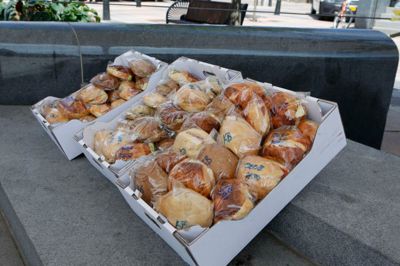 De tre kasser nærmest råbte ud over den travle torveplads: Køb sandwich - køb sandwich.