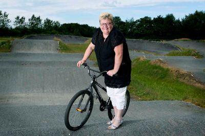 Tina Boman Gylling, formand for Feldborg BMX Klub, kunne godt tænke sig flere lokale i klubben. Hun fortæller, at der kun er fire medlemmer i klubben fra lokalområdet. Foto: Henrik Ole Jensen
