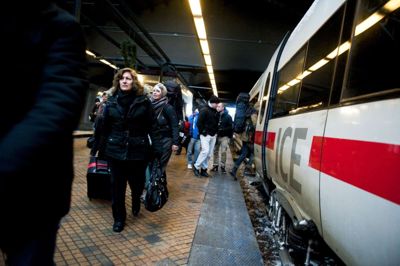 Det er ikke længere kun på første klasse, at DSB's passagerer kan nyde kaffe. Nu kan passagerer på nogle strækninger købe kaffe, the, vand, nødder og marcipanbrød. /ritzau/Arensbak Helle/arkiv