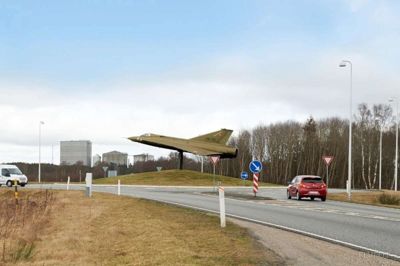 Billedet her viser, hvordan udsmykningen af en rundkørsel i Karup kan komme til at se ud. Piedestalen, som Draken-flyet stod på hos Flyvestation Karup, vil kunne genanvendes i rundkørslen, og derfor er der alene tale om, at der skal graves ud midt i rundkørslen og støbes et betonfundament, som det hele kan spændes fast på. Det vil også være muligt at belyse flyet om aftenen med LED-projektører, som er miljøvenlige, står der i ansøgningen fra Karup Borger- og Håndværkerforening. Privatfoto