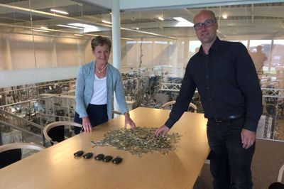 Marianne Bjørn (V) fra Herning Byråd var kontrollant sidste år, da gevinstnøglerne blev blandet med de øvrige af Johnny Jensen fra Lions Club Vildbjerg. Som regel bliver alle nøglerne udsolgt, men i år bliver der ikke solgt en eneste. ? Foto: Privatfoto