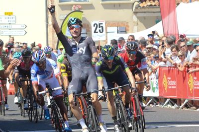 Elia Viviani strækker armene i vejret ved en etapesejr i årets Route du Sud. Italieneren satser på, at samme billede kan skydes ved EM i Herning. ?Foto: Ritzau Foto