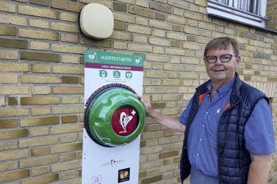 Tidligere på ugen fik Østergaards Hotel på Silkeborgvej hængt sin hjertestarter udenfor på væggen ved hovedindgangen, så den er tilgængelig døgnet rundt. Samtidig hænger den under en lampe, så den er til at få øje på i mørke.? Foto: Palle Heering Nielsen