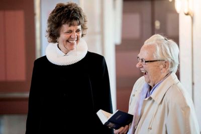 91-årige Edel Holmgaard hører ikke så godt længere, så derfor sætter hun sig som regel helt oppe foran ved præsten. Her fortæller sognepræst Birthe Møberg, at kirkegængeren er nødt til at flytte sig over på den anden side, hvis hun skal høre noget, for i dette øjeblik er det organisten, der har ordet.