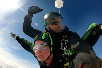 Kim Bo Larsen - på billedet - har over 5000 spring på samvittigheden og oplyser, at tandemspring foregår sammen med en instruktør med minimum 1000 spring på cv'et. ?FOto: kim bo larsen/dropzone