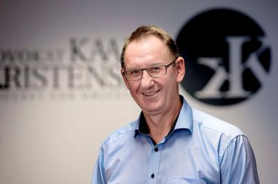 Advokat Kaare Kristensen - 60 år tirsdag 18. juli - har siden 2011 haft kontor på Silkeborgvej i Herning, og det er så tæt på retsbygningen, at han cykler derhen. Foto: Jørn Deleuran