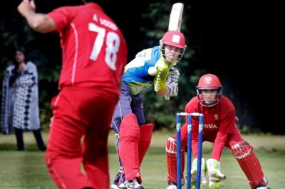 En af Vestdanmarks battere viser et stilrent sving på Heva Cricket Park i Herning. Der blev vist god cricket i dejligt solskinsvejr. Det nød tæt på 100 tilskuere dagen lang. ? Foto: Henrik Ole Jensen