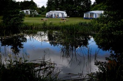 Brande Camping er kendt for sine naturskønne omgivelser. Det kan campisterne Tina Petersen og Kim Gisselsen fra Amager godt forstå. ?foto: HENRIK OLE JENSEN?