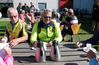 Finn Holmark (t.h.) foreviget forud for starten på årets Tour de Ikast-Brande. ?Foto: Kim Kristensen