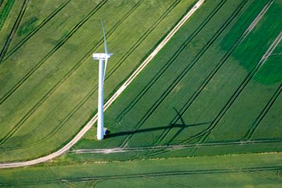 Tidligere har vindmøller på land højst måttet være 150 meter. I dag produceres møller med en helt anden højde og effektivitet. ?Foto: Flemming Hansen