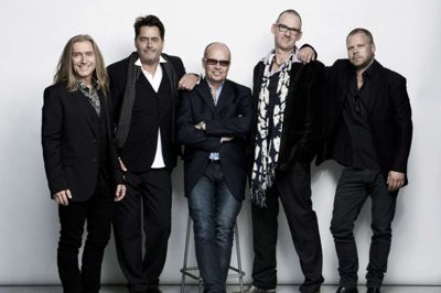 Hvis man er til Shi-bi-dua og deres finurlige musikalske univers, kan man godt begynde at glæde sig. Hardinger Band med tre gamle shubbere er nemlig med på sporet foran Remisen. ?PR-foto