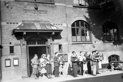 Da Herning Gymnasium skulle flytte i 1951, hjalp eleverne blandt andet med at bære samlingen af udstoppede dyr fra Bethaniagade til Nørregade. ?Foto: Hugo E. Madsen/Lokalhistorisk Arkiv