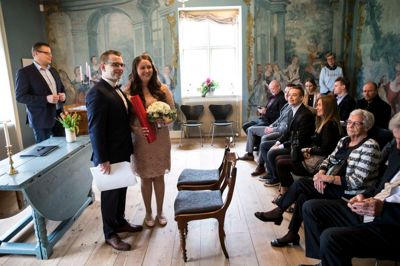 Siden april har man på lørdage i lige uger kunnet blive viet på herregården Herningsholm. Det første par var Nathalie Popp og Søren Meldgaard Jakobsen, som 8. april blev viet af borgmester Lars Krarup (V), og siden er yderligere 21 par fulgt efter. ? Foto: Tom Laursen