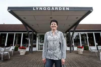 Hotel Lynggården kom sidste år ind under hotelkæden Danske Hoteller og drives i tæt samspil med Østergaards Hotel i Herning. Daglig leder af Hotel Lynggården er Gitte Kiilerich, som kommer med stor erfaring. Hun har tidligere sammen med sin mand Aksel Kiilerich stået i spidsen for både Vesterhavshotellet i Vedersø og »Vores Restaurant« i Herning. ?Foto: Tom Laursen