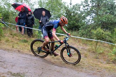 Elite Cycling Snejbjerg var værter for DM i mountainbike - disciplinen XCO. Det foregik i Haunstrup Brunkulslejer. Hele eliten var til stede, og tilskuerne kunne bevæge sig ud på ruten for at følge rytterne fra første parket. Foto: Tom Laursen