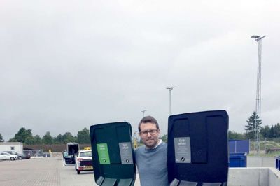 Niels Dalmose fra Ikast-Brande Kommunes tekniske forvaltning er her på genbrugspladsen i Brande, hvor de første af de nye skraldespande er samlet. Fremadrettet kan man vælge mellem en grøn dobbeltbeholder med fast monteret skillerum 40/60 eller den grå et-rums. Begge spande indholder 240 liter. ?Foto: Laila Kempel