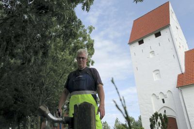 En gammel aftale om gratis vand til gæsterne på Studsgård Kirkegård har gjort, at den store lækage fra Studsgård Vandværk ikke blev opdaget. I år har vandværket mistet godt 1800 kubikmeter vand. Vandværket pumper årligt 48.000 kubikmeter vand ud til de 232 forbrugere. Sidste år forsvandt 3500 kubikmeter ned i jorden. Højst sandsynligt også fra lækagen på kirkegården.? foto: jesper wind