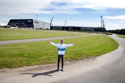 Event koordinator Jacob Rasmussen fra Herning Kommune ved det parkeringsområde ved MCH Arena og Jyske Bank Boxen, der bliver omdrejningspunktet for fanzone, forlystelsesområde og holdbusser under EM i landevejscykling.? Foto: Tom Laursen