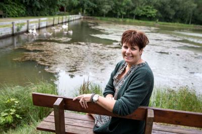Heidi Engedahl Andersens yndlingsplet i Kibæk er Møllesøen og området ved den gamle mølle. Forretningsindehaveren har boet i cirka 20 år i Kibæk og sin egen blomster- og vintagebutik i Jernbanegade. ? foto: Tom Laursen