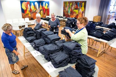 Aase Brinch Sørensen (blå trøje), Anne Grethe Dalsgaard (grå trøje) og Tove Kirstine Vorgod (blå og hvid) er tre af de frivillige, som er i gang under EM i landevejscykling. Ansvaret for de frivillige er endnu en gang i hænderne på kulturkonsulent Pia Trab Worm fra Herning Kommune (t.h.).?Foto: tom LAursen