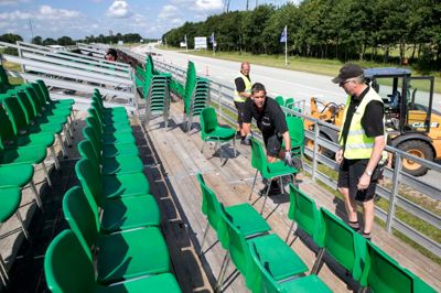 Det er medarbejdere fra MCH Messecenter Herning, som har opgaven med at stille tribuner op ved start- og målstregen på Kaj Zartows Vej, inden det i næste uge går løs ved EM i landevejscykling.? Foto: tom LAursen